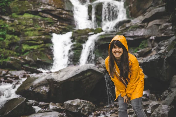 Donna Piedi Impermeabile Giallo Guardando Cascata Concetto Trekking — Foto Stock