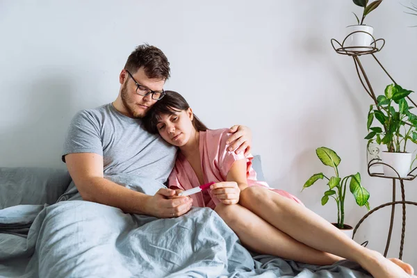 Sad Couple Bed Looking Negative Pregnancy Test — Stock Photo, Image
