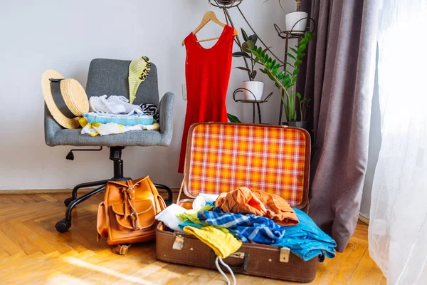 Přetížené Tašku Oblečením Připravené Oděv Židli Cestovní Koncept — Stock fotografie