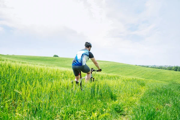 Young Strong Man Riding Bicycle Green Field — Stock Photo, Image