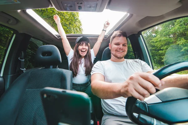 Paar Auto Lange Autofahrt Auto Reisekonzept — Stockfoto