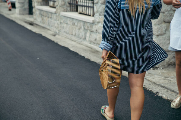 пара женщин, прогуливающихся по круизному городу в Черногории. летнее время
