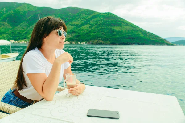 Kobieta Siedzi Kawiarni Wybrzeżu Perast Czarnogóra Jedzenia Lodów Letnie Wakacje — Zdjęcie stockowe