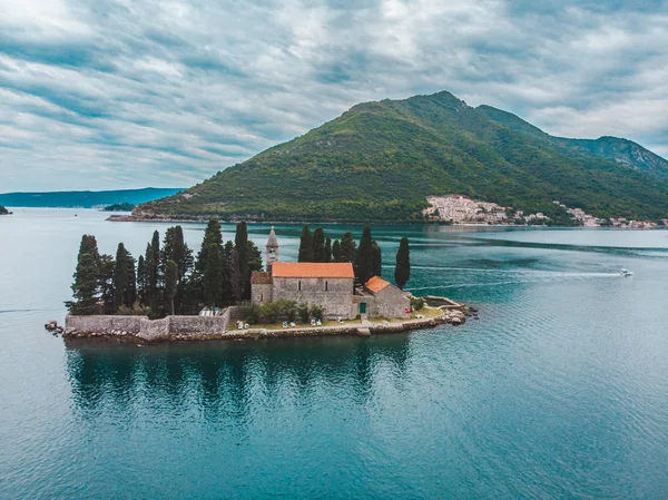 Isla Kotor Bay Montenegro Hermosa Vista Del Mar Las Montañas —  Fotos de Stock