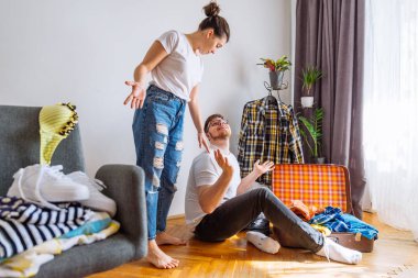 Dostum kadın sevk yardıma ihtiyacım var. seyahat kavramı. çalışan adam seyahat çantası içinde elbise uygun.