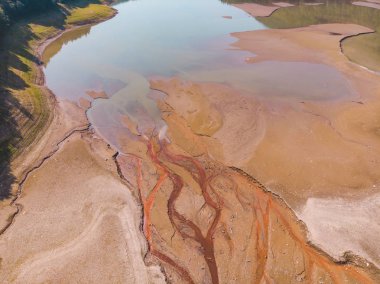 nehir kaynak. su kirliliği. üstten görünüm