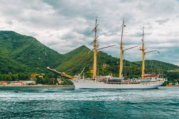 Segla Skepp Vid Havet Med Vacker Utsikt Över Bergen Bakgrund — Stockfoto