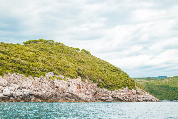 Cliff Sahil Ile Deniz Manzaralı Yaz Tatil Kavramı — Stok fotoğraf