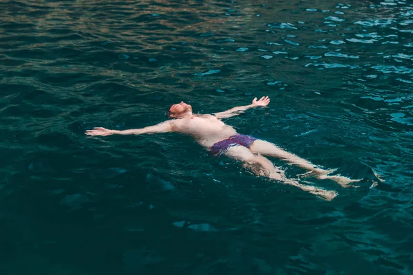 Człowiek Pływanie Tyłu Przejrzyste Morze Niebieski Wody Letnie Wakacje — Zdjęcie stockowe