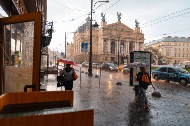 Lviv, Ukrayna - 7 Eylül 2018: sonbahar yağmurlu hava Avrupa şehir merkezinde