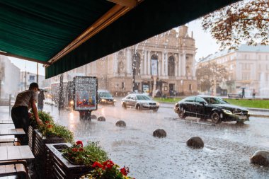 Lviv, Ukrayna - 7 Eylül 2018: sonbahar yağmurlu hava Avrupa şehir merkezinde