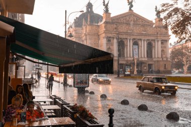 Lviv, Ukrayna - 7 Eylül 2018: sonbahar yağmurlu hava Avrupa şehir merkezinde