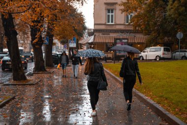 Lviv, Ukrayna - 7 Eylül 2018: yağmur şehir içinde. şemsiye ile insanlar
