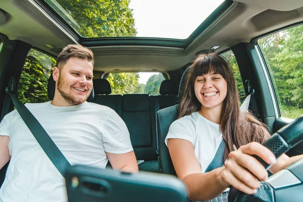 Autofahrerin Mann Neben Ihr Autoreisekonzept Navigation Telefon — Stockfoto