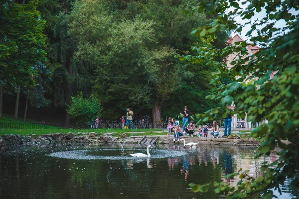 Lviv Ukraine August 2018 Menschen Ruhen Sich Stadtpark Der Nähe — Stockfoto