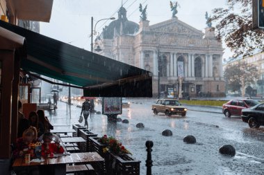 Lviv, Ukrayna - 7 Eylül 2018: sonbahar yağmurlu hava Avrupa şehir merkezinde