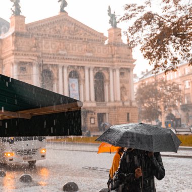 Lviv, Ukrayna - 7 Eylül 2018: sonbahar yağmurlu hava Avrupa şehir merkezinde