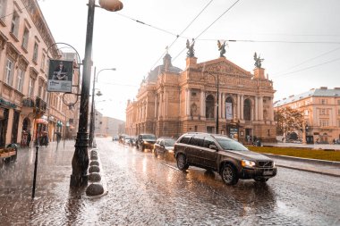 Lviv, Ukrayna - 7 Eylül 2018: sonbahar yağmurlu hava Avrupa şehir merkezinde