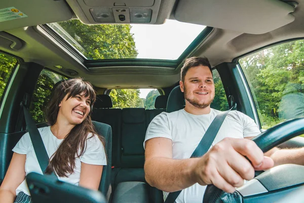 Paar Auto Lange Autofahrt Auto Reisekonzept — Stockfoto