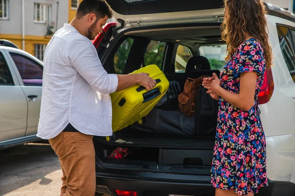 Casal Pôs Sacos Porta Malas Carro Conceito Viagem Rodoviária — Fotografia de Stock