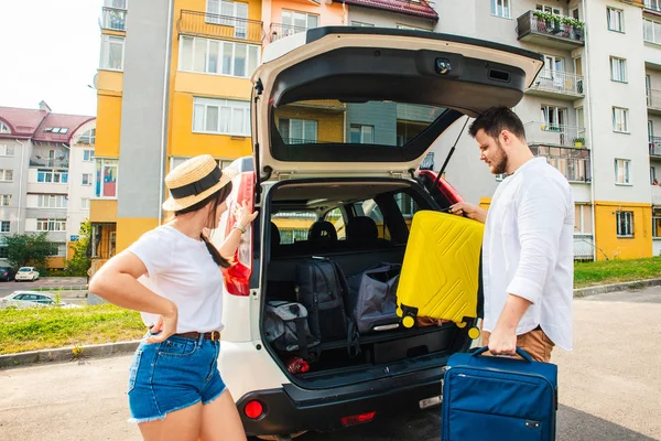 Couple Packing Bags Car Trunk Road Trip Car Travel — Stock Photo, Image