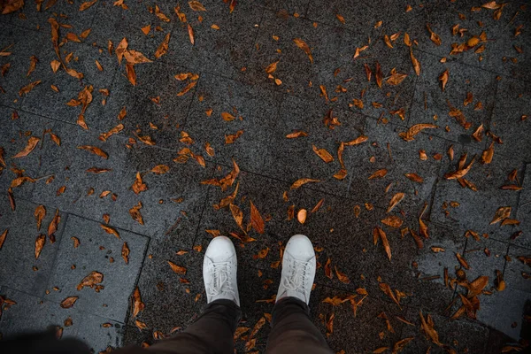 Point Vue Première Personne Mans Traîne Dans Des Chaussures Blanches — Photo