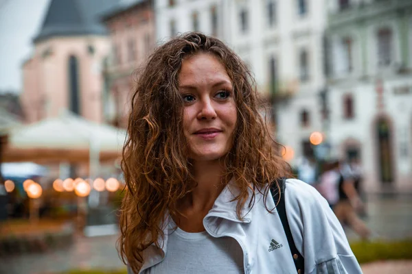 リヴィウ ウクライナ 2018 雨の後でヨーロッパの町の中心部歩いて若いきれいな女性 — ストック写真