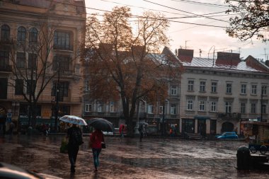 Lviv, Ukrayna - 7 Eylül 2018: yağmur şehir içinde. şemsiye ile yürüyen insanlar. Sonbahar geliyor