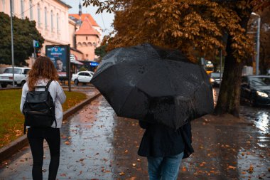 Lviv, Ukrayna - 7 Eylül 2018: yağmur şehir içinde. şemsiye ile yürüyen insanlar. Sonbahar geliyor