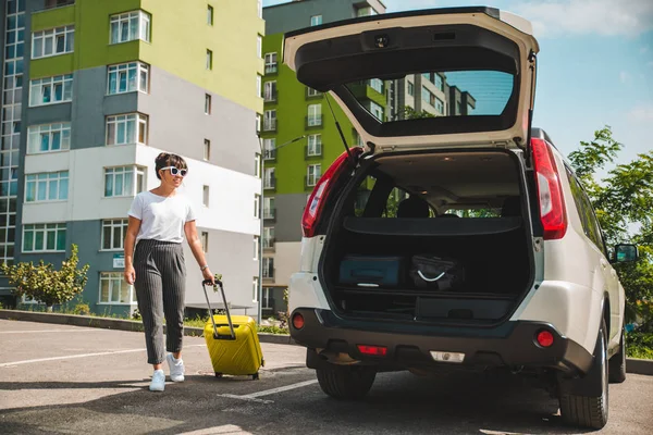 Mulher Puxar Mala Sobre Rodas Para Porta Malas Carro Viagem — Fotografia de Stock