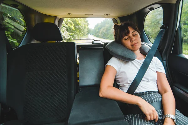 Rutschende Frau Auf Dem Rücksitz Auto Roadtrip — Stockfoto