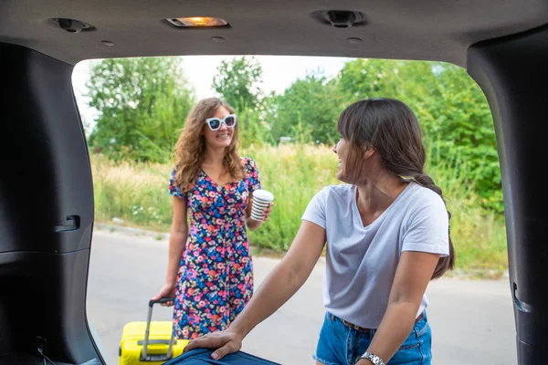 Two Woman Packing Luggage Car Trunk Road Trip — Stock Photo, Image