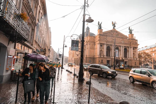Lviv, Ukrayna - 7 Eylül 2018: sonbahar yağmurlu hava Avrupa şehir merkezinde