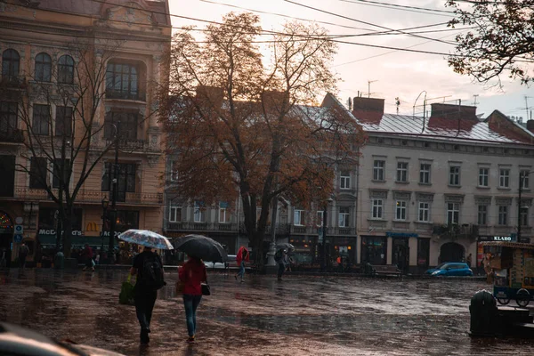 リヴィウ ウクライナ 2018 傘で歩く人々 秋が来ています — ストック写真