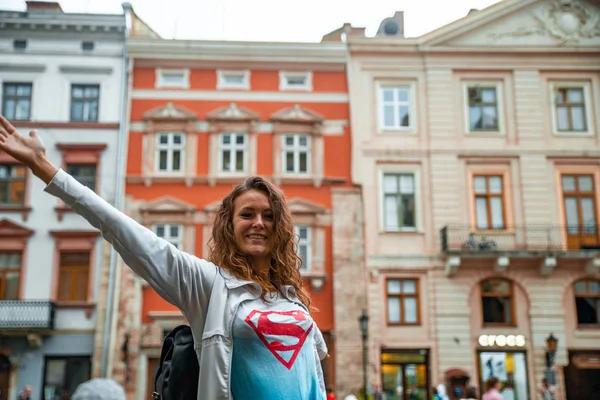 Jovem Mulher Bonita Andando Pelo Centro Cidade Europeia Após Chuva — Fotografia de Stock