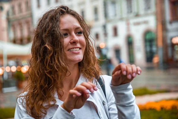 Jovem Mulher Bonita Andando Pelo Centro Cidade Europeia Após Chuva — Fotografia de Stock