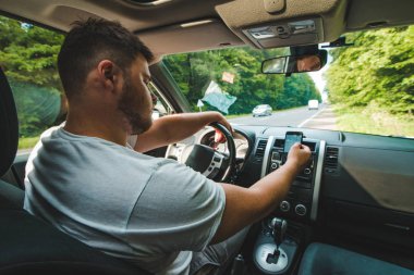 adam onay gezinti mobil arabada. yol gezi konsepti