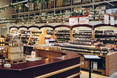 Lviv, Ukrayna - 31 Ağustos 2018: Mağaza raf şarap şişe