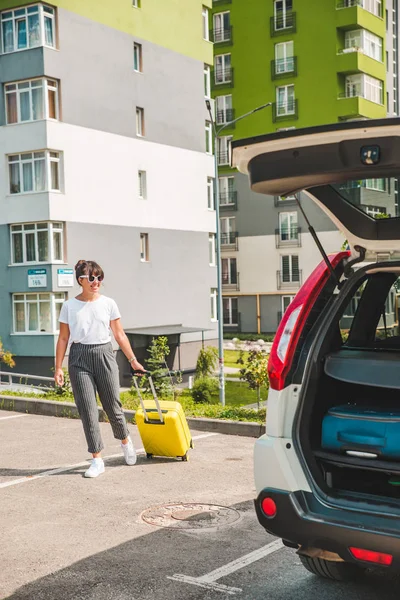 Mulher Puxar Mala Sobre Rodas Para Porta Malas Carro Viagem — Fotografia de Stock