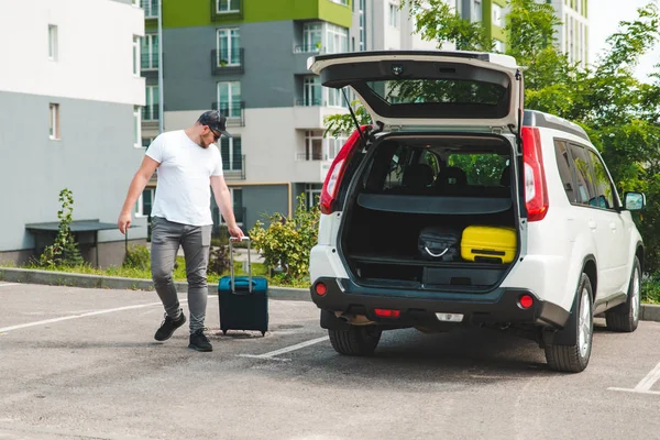 Homem Puxar Mala Com Rodas Para Porta Malas Carro Viagens — Fotografia de Stock