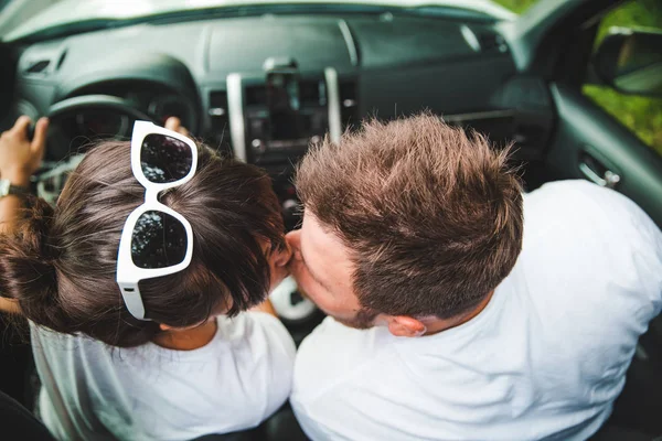 Paar Küsst Sich Auto Roadtrip Lifestylekonzept — Stockfoto