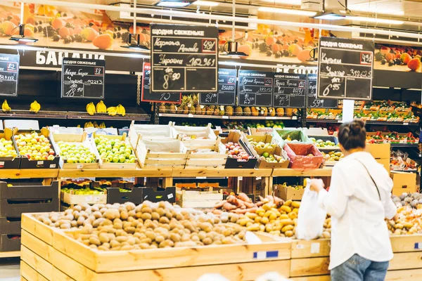 Lviv Ucrania Agosto 2018 Mujer Eligiendo Productos Tienda Comestibles — Foto de Stock