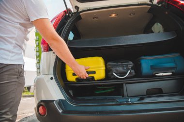 el araba bagajı torbalarda yükleyin. araba seyahat kavramı