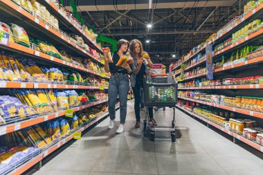 Lviv, Ukrayna - 8 Eylül 2018: bakkal dükkanında ürünlerini seçtiğiniz iki kadın