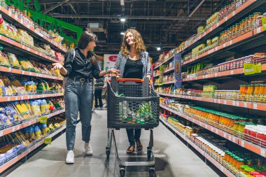 Lviv, Ukrayna - 8 Eylül 2018: bakkal dükkanında ürünlerini seçtiğiniz iki kadın