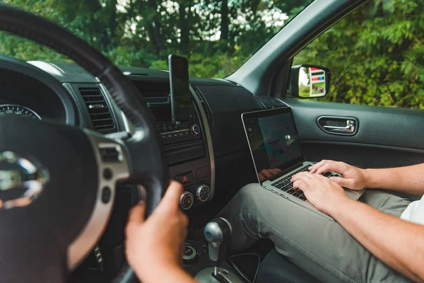 Couple Car Man Working Laptop Road Trip Lifestyle Concept — Stock Photo, Image