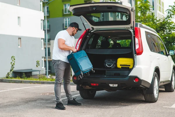 Homem Carrega Sacos Porta Malas Carro Pronto Para Viajar Carro — Fotografia de Stock