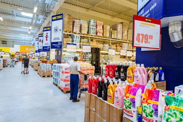 Lviv, Ukrayna - 31 Ağustos 2018: bakkal alışveriş sepetleri ile yürüyen insanlar.