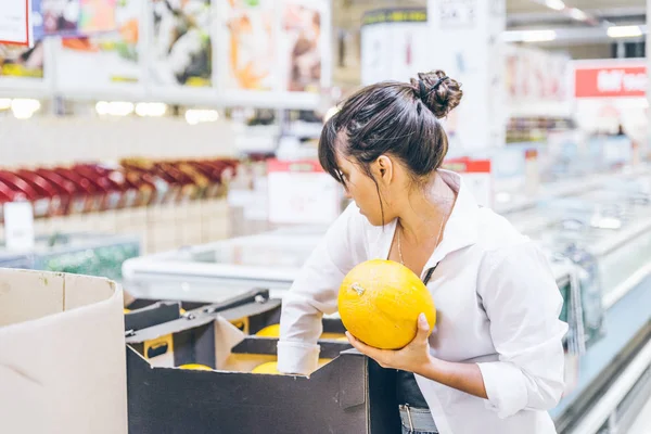 Женщина Выбирает Дыни Продуктовом Магазине Стиль Жизни — стоковое фото