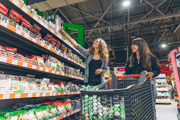 Львов, Украина - 8 сентября 2018 года: две женщины выбирают продукты в продуктовом магазине
